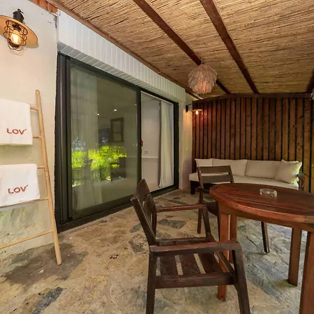 Lov Adults Only 파랄리아